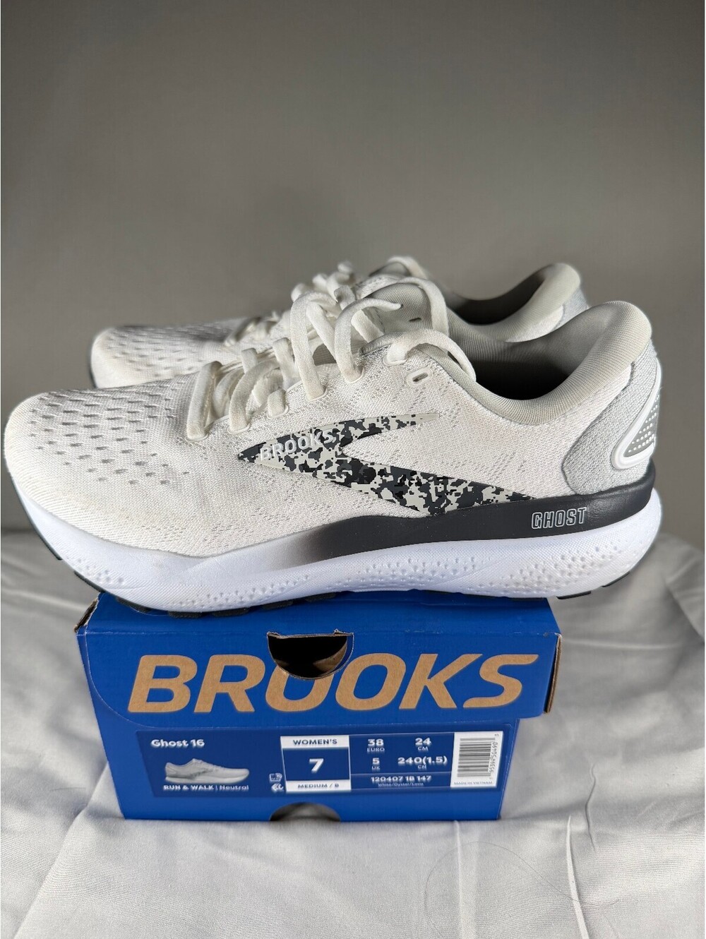 Brooks Ghost 16 Women's Running Shoes Size 7 White and Gray NWT